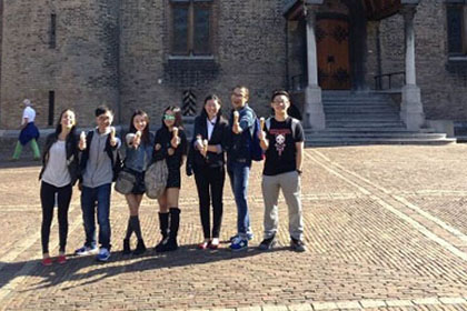 冉同学（左三）在荷兰与同学留影